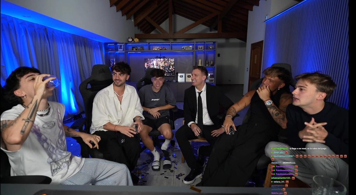 eso_importaa2's tweet photo. Manuel al lado de Fede, maxi y baulo en el medio  y moski al lado de Ian es como si estuvieran sentados al lado de su otra versión en otro universo jajsjhdhd https://t.co/DNn0vCSJyo