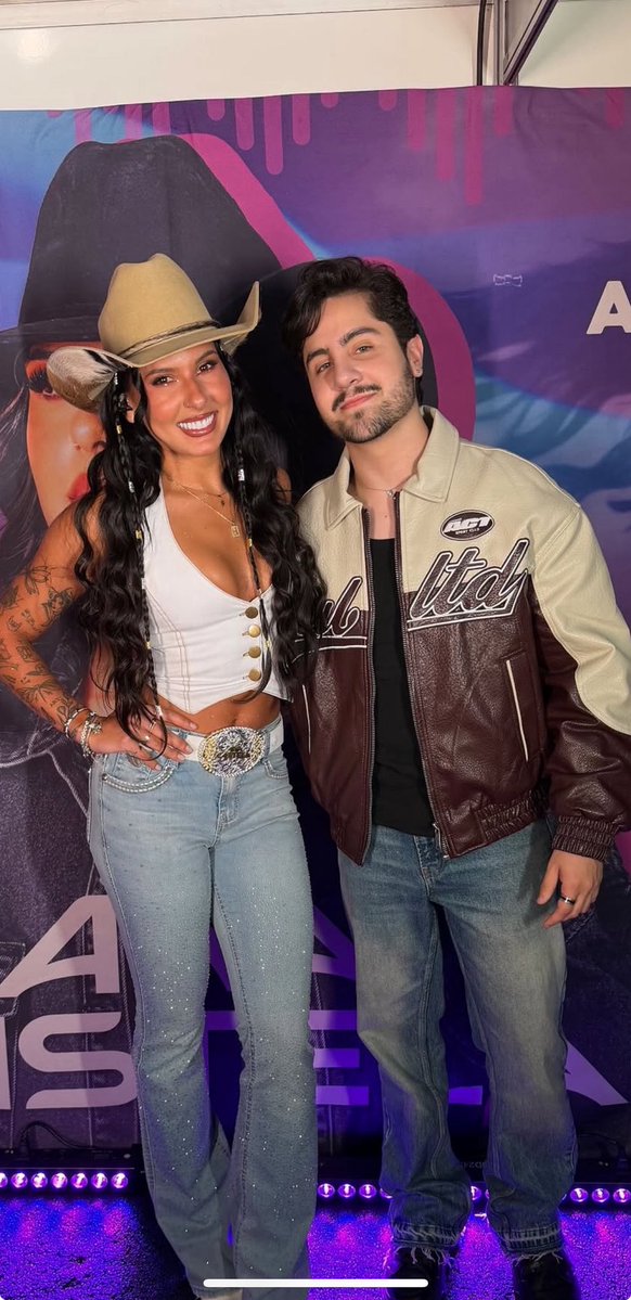 Hugo Henrique está curtindo o show da Boiadeira hoje em Osasco/SP. Daqui a pouco tem “Processo Delicado” ao vivo pela primeira vez juntos! 🤍

• Siga @qgdaanacastela em todas as redes sociais.