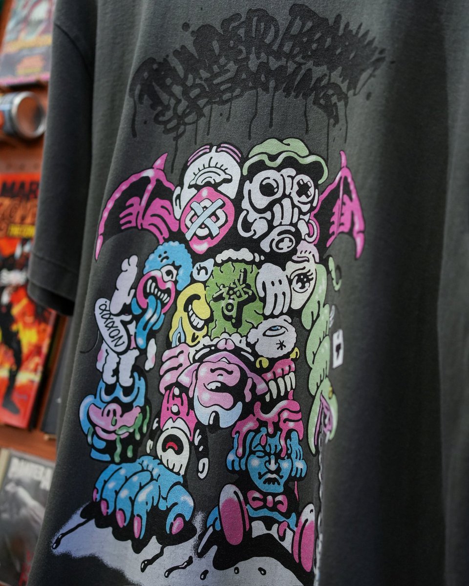 morita_tsuyoshi's tweet photo. 【THUNDERBOXXX SCREAMING 4 TEE】
シモダヨウジ氏とのコラボTシャツ

「THUNDERBOXXX SCREAMING」シリーズの最新作
中央に据えられた「ナゾリス」を核に
万物を溶かす漢が、様々なモチーフを溶かして接合したような巨神、というか魔神

シモダ氏からラフを見せてもらった時に
「これワタルのゴーストンじゃん！すげえ！」
と興奮気味に伝えると全くピンときていなかった良い思い出

厚手のボディにヴィンテージ加工を施した仕様
謎の店、mograg galleryにて販売中⚡️