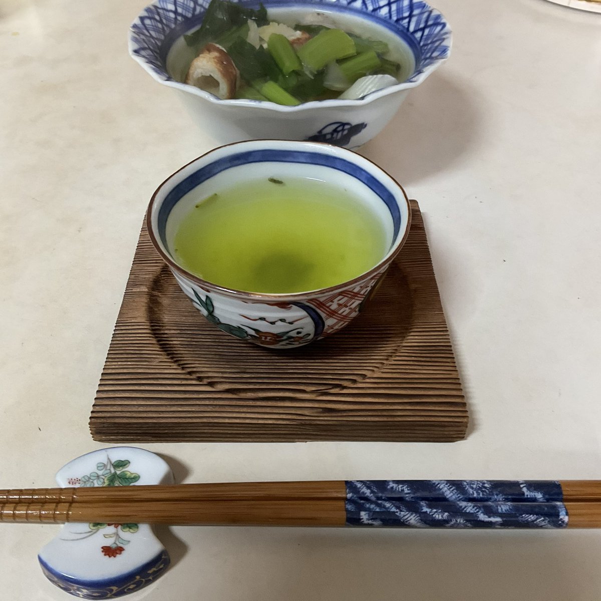 #朝の一煎　は緑茶(この表記で気持ちを汲んでください。)お供はお雑煮。