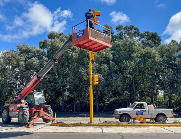 Nuevos semáforos en la avenida Jorge Newbery: finalizaron las obras y ya se encuentran operativos
elretratodehoy.com.ar/2026/03/20/nue…