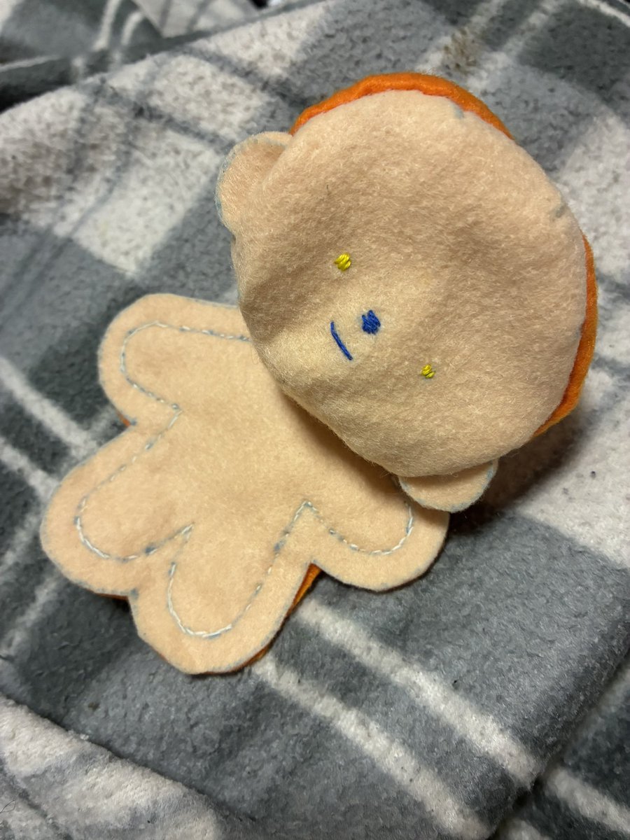 ご依頼もお絵描き気分も冬眠中なのでちくちく、ぬいのいのちを作ったりしています。
初めてのあれこれの手探り、楽しいね。