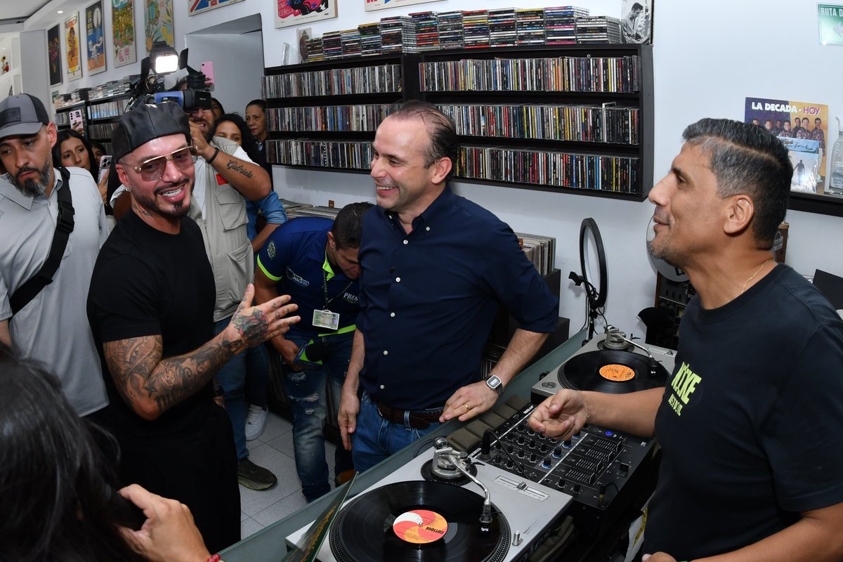 alejoeder's tweet photo. El Obrero es salsa, es nuestra historia y nuestra cultura. Por eso lo estamos recuperando. Gracias @JBALVIN por estar aquí. #AsíRecuperamosCali #CaliEsDondeDebesEstar https://t.co/zU1JrDRWfD