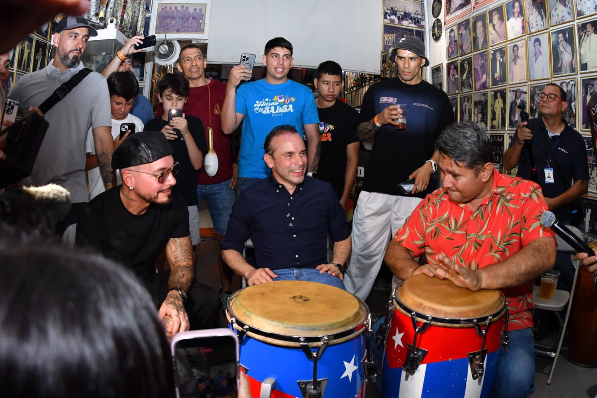 alejoeder's tweet photo. El Obrero es salsa, es nuestra historia y nuestra cultura. Por eso lo estamos recuperando. Gracias @JBALVIN por estar aquí. #AsíRecuperamosCali #CaliEsDondeDebesEstar https://t.co/zU1JrDRWfD