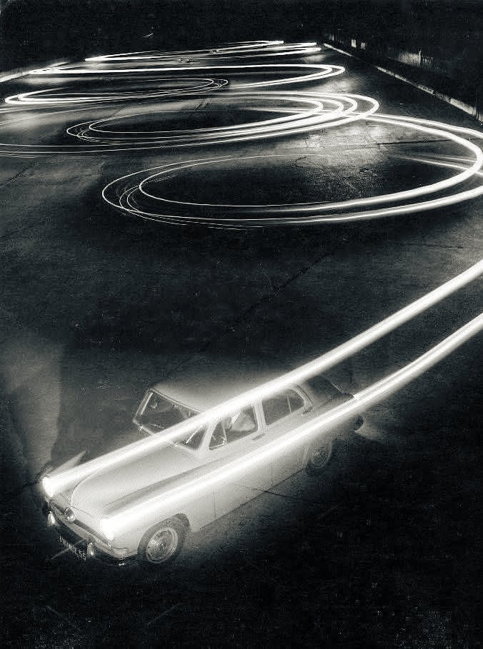 dunnothevitch's tweet photo. Robert Doisneau  📸  1954
Long exposure of a car at night. https://t.co/IBZXQTuCWG