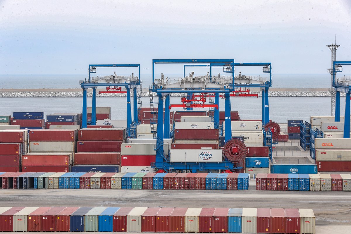 Gloriaziegler's tweet photo. 🌎Para alcanzar una operación a gran escala, el Puerto de Chancay deberá consolidarse como punto de conexión entre las empresas de los países vecinos con Asia, y contar con cadenas productivas competitivas, además de infraestructura vial/terrestre.🧵 https://t.co/gxzAMUIhjb