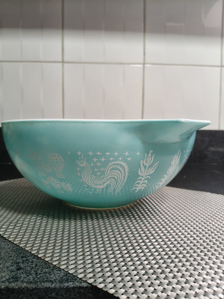 befana_cn's tweet image. Из "вынесенных" от свёкра новинок:
Cinderella bowl от #Pyrex, модель из знаменитой серии Amish Butterprint в бирюзовом цвете. 
Конец 50х, икона mid-century kitchenware в США. 
Топ из топ ❣️