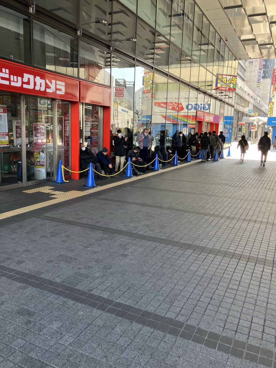 MidacyOdanaka's tweet photo. 今日もいるんかい
まじでなんで

並んでいる人にミダシーの勧誘したい https://t.co/ONvQYuTaIw