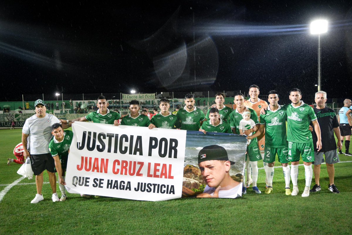 ItuzaingoPrensa's tweet photo. Nos solidarizamos con la familia y los amigos de Juan Cruz, un vecino de Ituzaingó que fue asesinado por un policía en la calle.

¡Nos adherimos al pedido de justicia! https://t.co/Z7HVyFtPZU