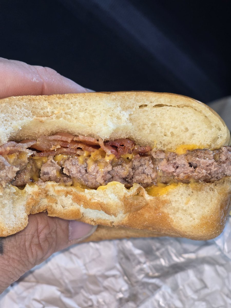 ScreamatEric's tweet photo. Come on @Wendys how is this anywhere near a BACONATOR... https://t.co/IKWIjzxfk3