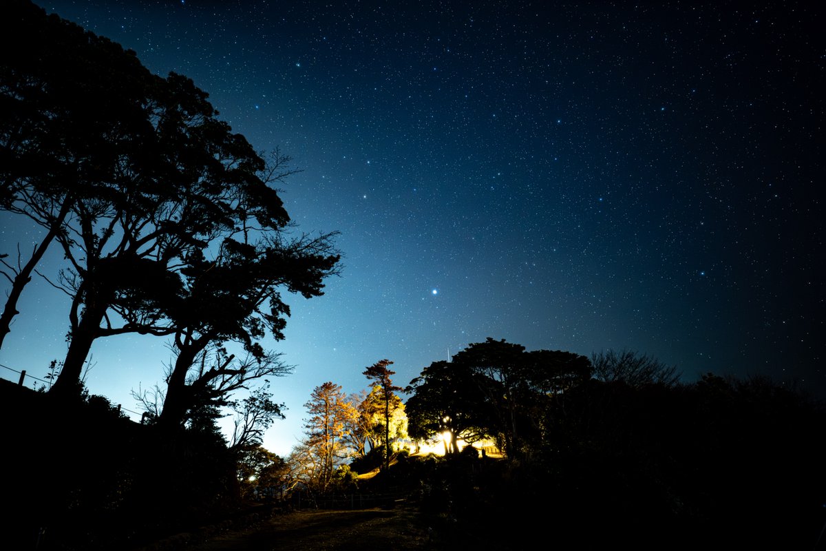 で、五浦岬公園で撮影しようとしたけど、北側はいわきの街明かりで明るい。展望台はセンサーで電気がついちゃう
！あまりメリハリのない風景なので、ここでの撮影は切り上げました。
＃星景写真
＃NikonZf
