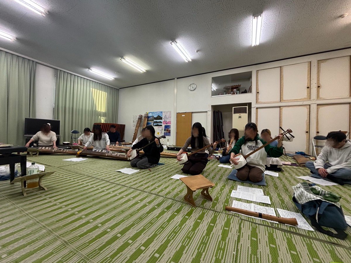 Shisenkai_Chiba's tweet photo. #春から千葉大
㊗️千葉大に合格された皆さま、おめでとうございます。
千葉大学公認サークル紫千会(しせんかい)では、箏・三味線・尺八といった和楽器を演奏しています🎶
新入生の皆さま、4/6(月)のサークルの日で会えることを楽しみにしております🌸 https://t.co/yVgZ1yOt4Q