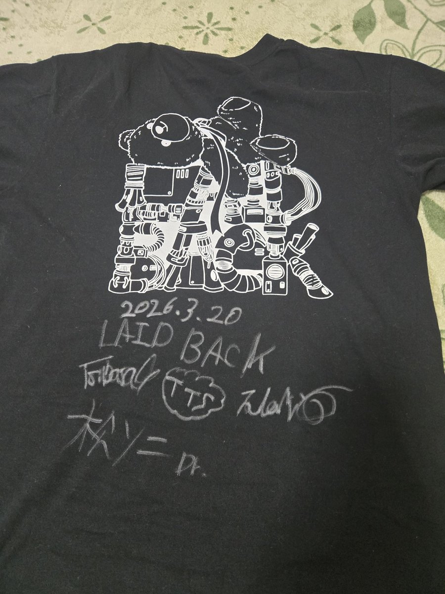 otsukeyuu's tweet image. 2026.3.20(金)秋田クラブスウィンドル　LAID BACK 自主企画
バックプリントも可愛くて即買いしていたTシャツもよく見ると
#LAIDBACK
って文字が見えてくるおしゃれ
昨日バックにサインしてってお願いしたから帰ってから見たけど…感動🥰
熱くて楽しくてカッコよかった
ありがとうこれからもよろしくね