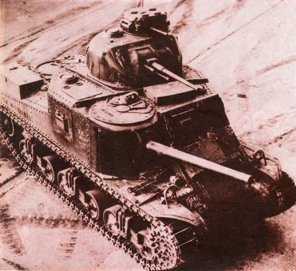 Thoro2No's tweet photo. @joeblillib4090 @VoicesofWW2 Older M3s had commanders MG turrets. Basically a turret on a turret. This one looks to be tranversed to the side or rear with a vision block open https://t.co/6gQQXgqzWU