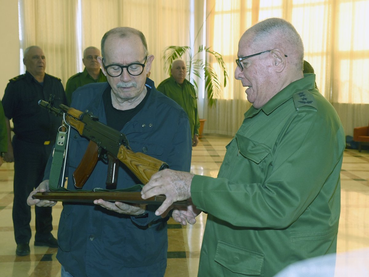 nacholozano's tweet image. El cantautor Silvio Rodríguez recibió un #fusil AKM por parte del gobierno de #Cuba, “como un reconocimiento a su patriótica disposición de empuñar las armas para defender la Patria”, luego de advertir que “tomaría las armas” si #EUA se lanzaba contra su país.

La ceremonia en la