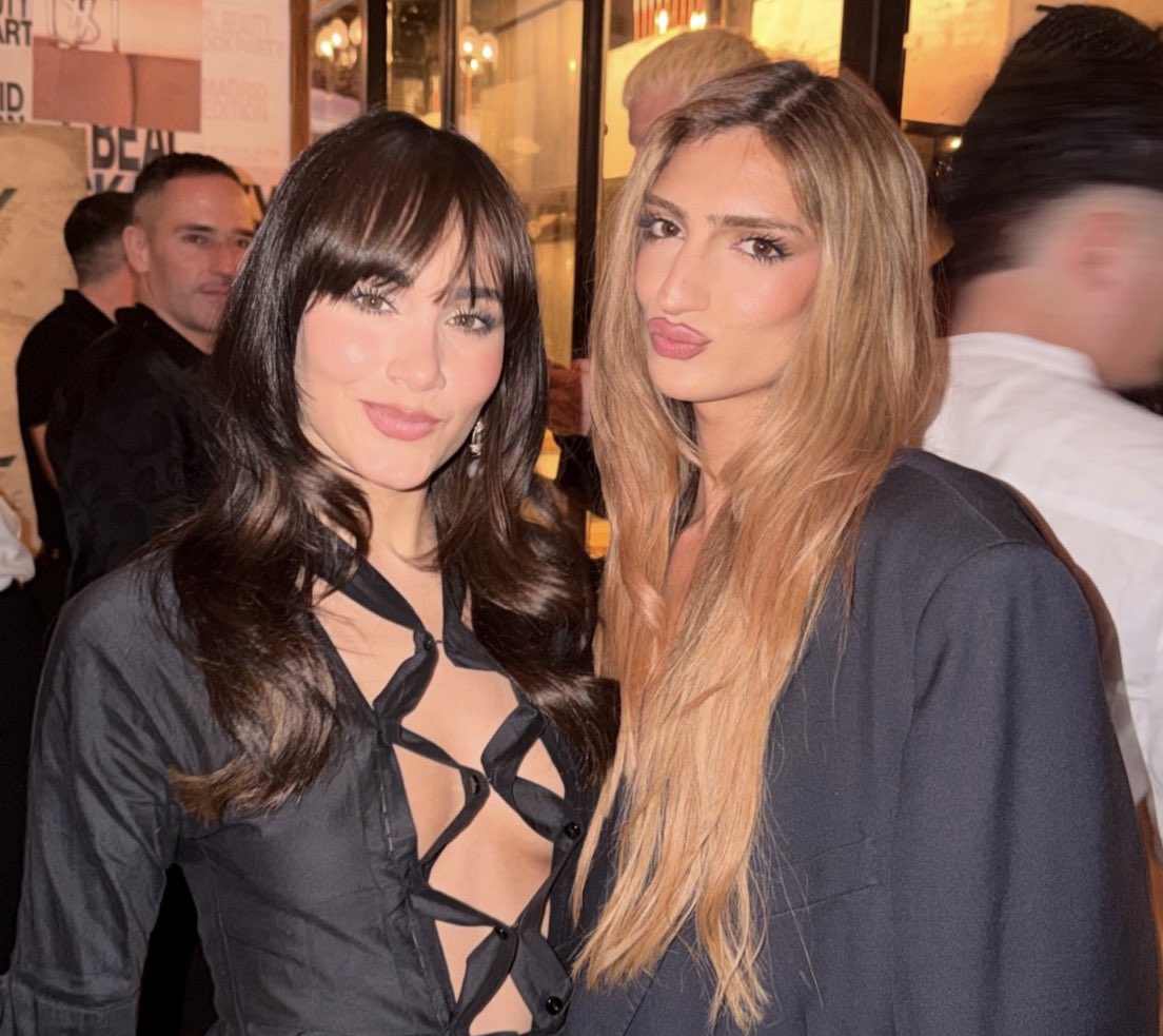 aitanadaily1727's tweet photo. 🖤 | 𝐀𝐢𝐭𝐚𝐧𝐚 junto a 𝐍𝐚𝐰𝐣𝐚 𝐍𝐢𝐦𝐫𝐢, 𝐒𝐡𝐚𝐧𝐧𝐢𝐬 y 𝐟𝐮𝐜𝐤𝐢𝐬𝐫𝐚 en la #YSLBlockParty de Madrid: https://t.co/i4MdK51GQK