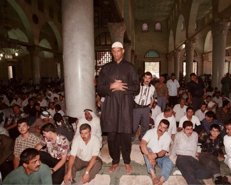 This is one of my favourite pics of Kareem Abdul-Jabbar praying in Al-Aqsa Mosque in Palestine.

Eid Mubarak friends!