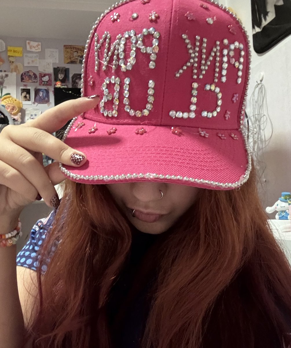 sophhberry's tweet image. Me sinto mais próxima dela sempre que eu uso boné #musa