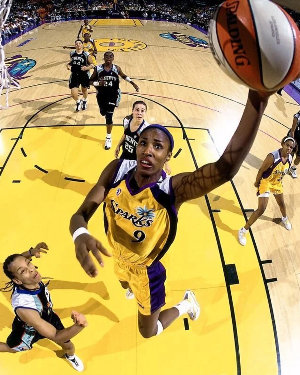 sagaftra's tweet image. .@LisaLeslie made history as the first woman to dunk in the WNBA! #FeatureFriday 🏀 The Basketball Hall of Famer is now a sports broadcaster for the Orlando Magic where she continues to forge a path for women to follow. Happy #WomensHistoryMonth to this #SagAftraMember! 💛