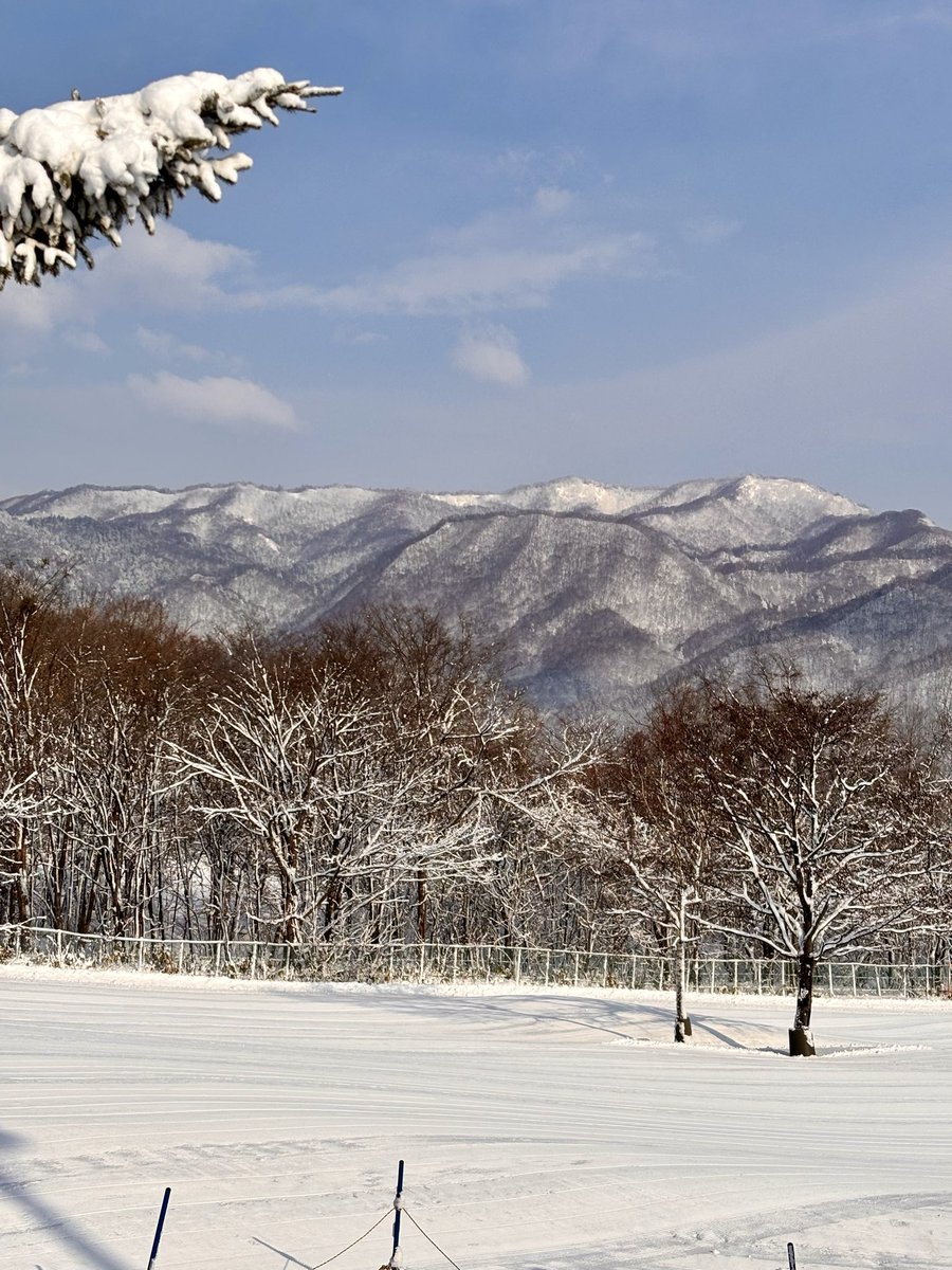 FusSapporo's tweet photo. 3月21日（土）
天候︙⛄️⛅️
気温︙−2℃
降雪︙15㎝←ちょっと積もりました⛄️
積雪︙65㎝
風速︙10m/s（18）
雪質︙パウダー
リフト運行状況等はホームページをご覧ください。
#札幌市 #フッズスノーエリア #sapporo #雪遊び https://t.co/JphYnKVDgA