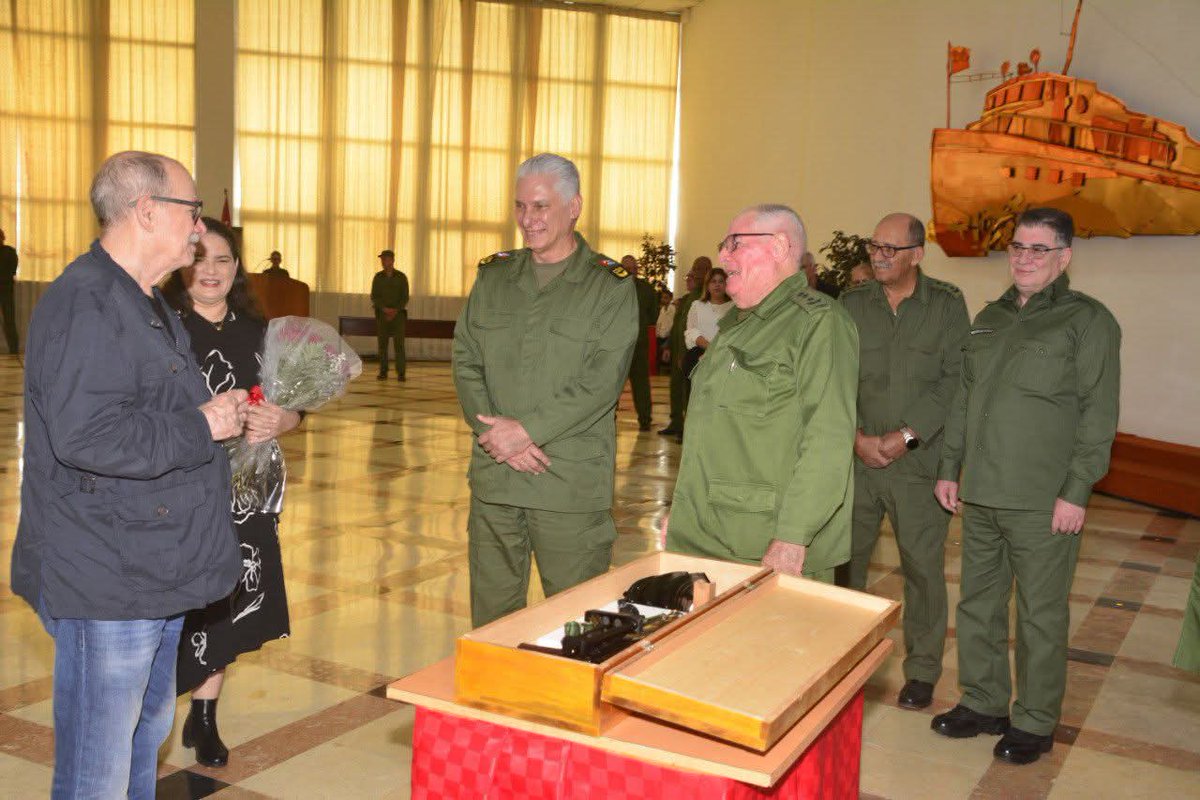 "Me vienen a convidar a arrepentirme. Me vienen a convidar a que no pierda.
Mi vienen a convidar a indefinirme. Me vienen a convidar a tanta mierda
… Yo no se lo que es el destino. Caminando fui lo que fui. Allá Dios, que será divino.
Yo me muero como viví".
#CubaEstáFirme
#Cuba