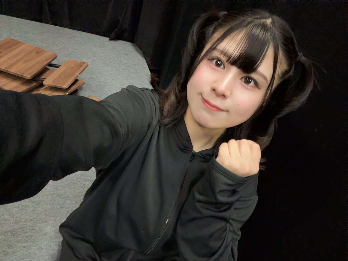 おはようございます☀

本日は13時から‼️

頑張ります💪✨

飛び込みも大歓迎です🌈✨
チェキもブロマイドも良かったら♡

#その線の上より