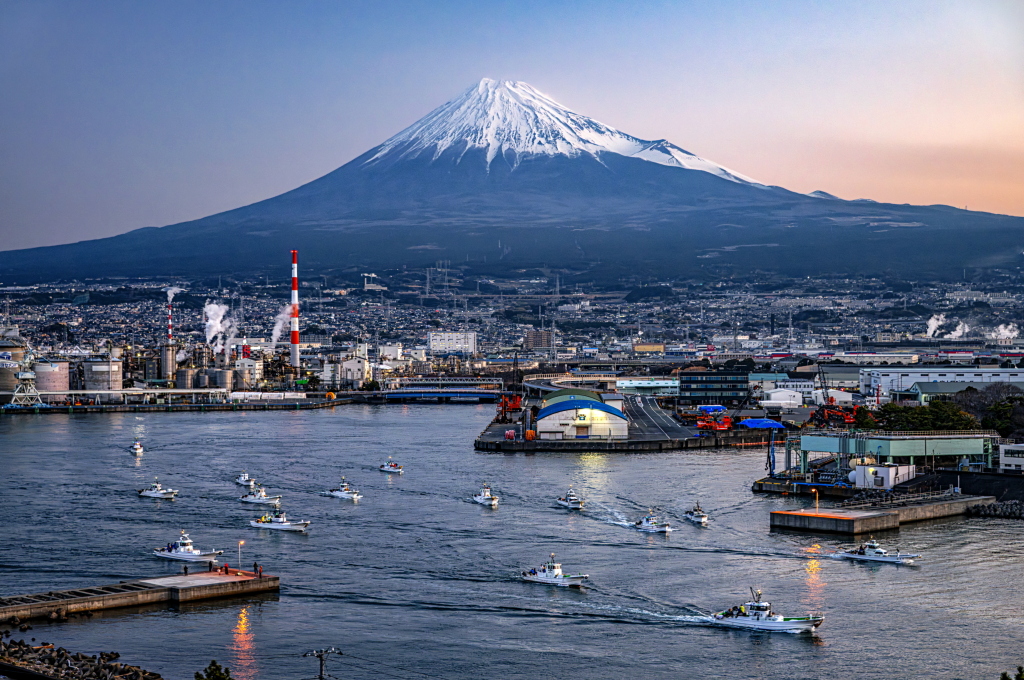 taitan21's tweet photo. おはようございます。
今期のしらす漁が解禁となった田子の浦港からの富士山と一斉出漁の風景です！ https://t.co/N0TdBP94hT