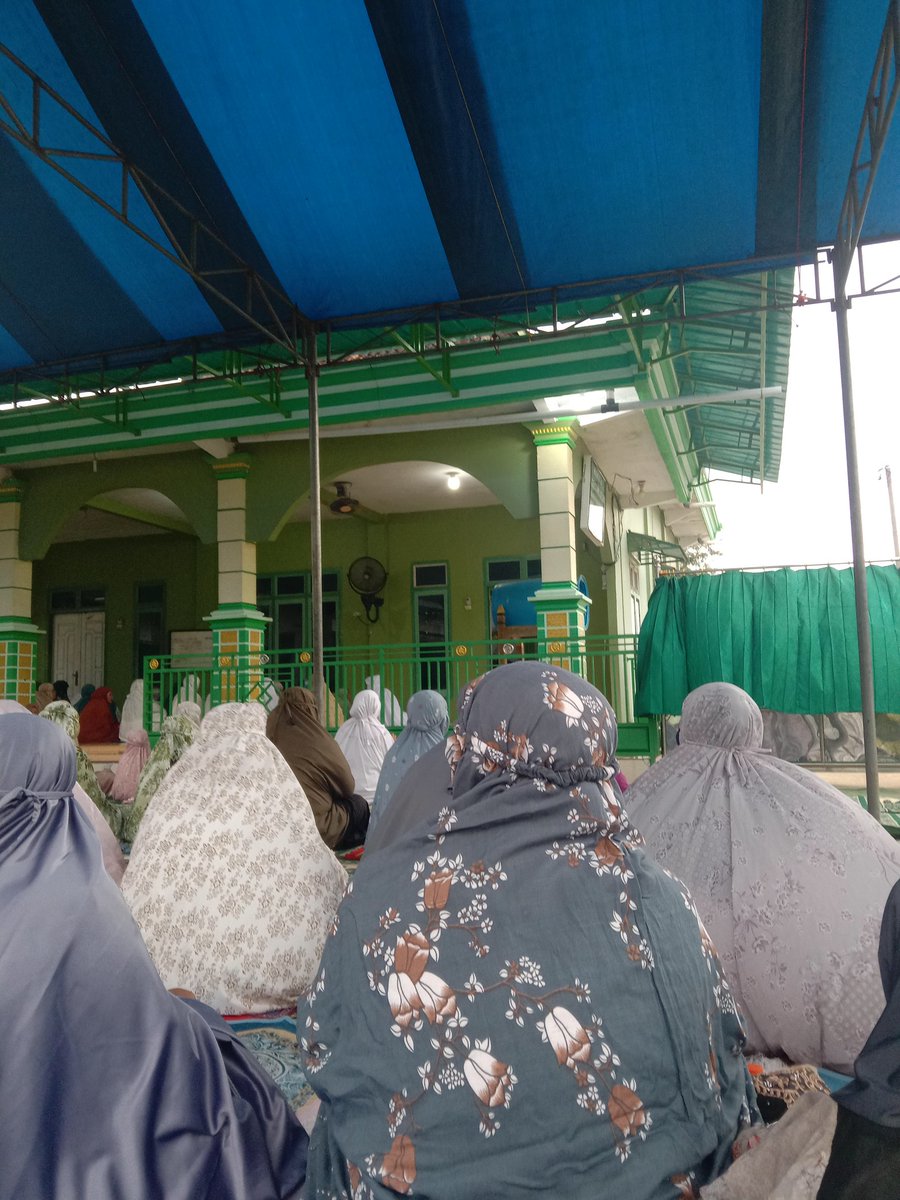 Mamiiruru's tweet photo. Taqabbalallahu minna wa minkum, minal aidin wal faizin 🤍🙏🏻
Happy Eid Mubarak guyss ✨🌙

dapet cat 5 ujung gaiss🤏🏻😌 https://t.co/22f0KxVxmJ