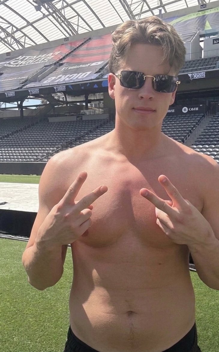 ollgLari7's tweet photo. Dear Joe Burrow no lube, no protection, all night, all day, from the kitchen to the bedroom, vertically, horizontally, while I gasp for air, scream and see the light, missionary, cowgirl, doggy, on the floor, in the bed, on the couch, on a chair, being carried against the wall 🔥 https://t.co/3brYXMuT8L