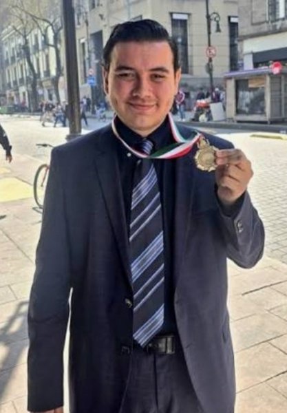 Mientras un periodista profesional termina demandado por 200 millones de pesos por hacer su trabajo, un "periodista" de mentiritas -que ejerció violencia contra una Diputada- termina recibiendo el Premio Nacional de Periodismo.

Esta es nuestra pinche realidad