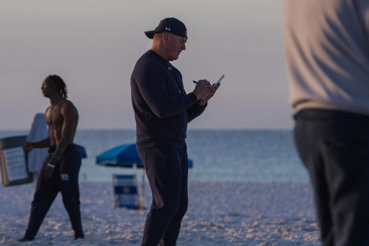PresidentCRT3R's tweet image. Working💪🏾
#Atthebeach
#PresidentCarter🫡
#Gulfshoresfootball
