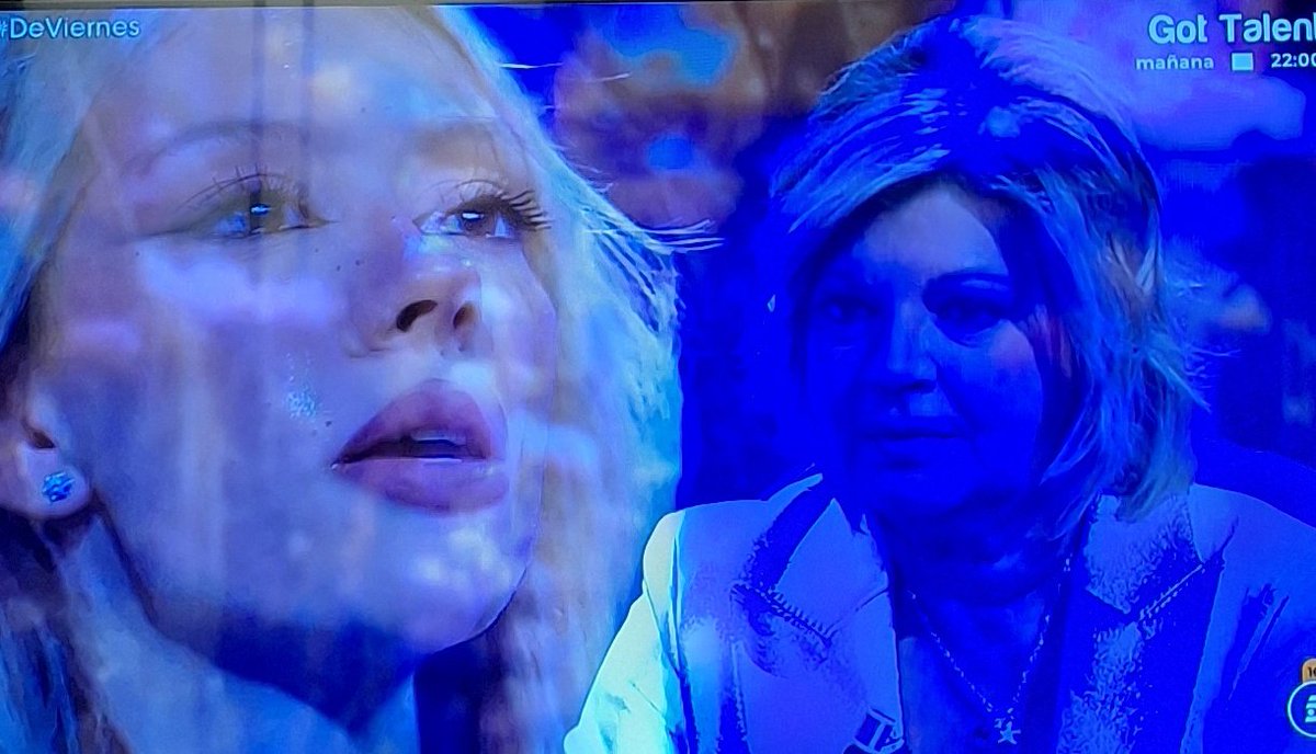 Alejandra rompe a llorar ante la mirada de su madre
Nos habla de unos problemas y que los sufre y que no son tales (que la persigue la prensa, que dicen cosas que no son....)
Y del pobrecito Carlo que no lo dejan levantar cabeza 😳
#DeViernes