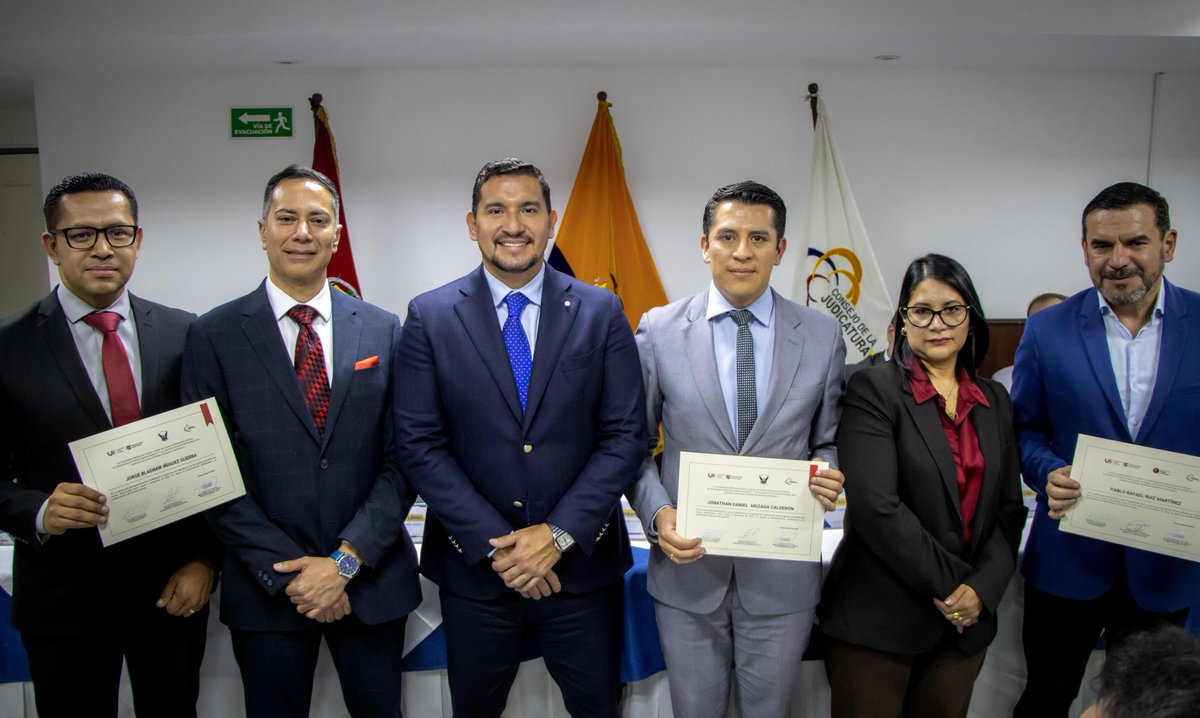 CJudicaturaEc's tweet photo. 🛣️🚘 | #CJEnTerritorio

¡Jornada productiva en Azuay! 

El Presidente @DamianLarcoG y los vocales @MagalyRuizCajas y @_AlfredoCuadros lideraron la entrega de reconocimientos a los jueces y fiscales de la provincia que actuaron como formadores en procesos de capacitación clave. 

Gracias a este esfuerzo conjunto con la @UCatolicaCuenca, fortalecimos los conocimientos de 1.350 servidores de la @PoliciaEcuador y 180 agentes de la @CTEcuador.

Con jueces y fiscales comprometidos, garantizamos un sistema de justicia preventiva, eficiente y con menos riesgos de impunidad. 🧵

#ConstruimosConfianza 🤝