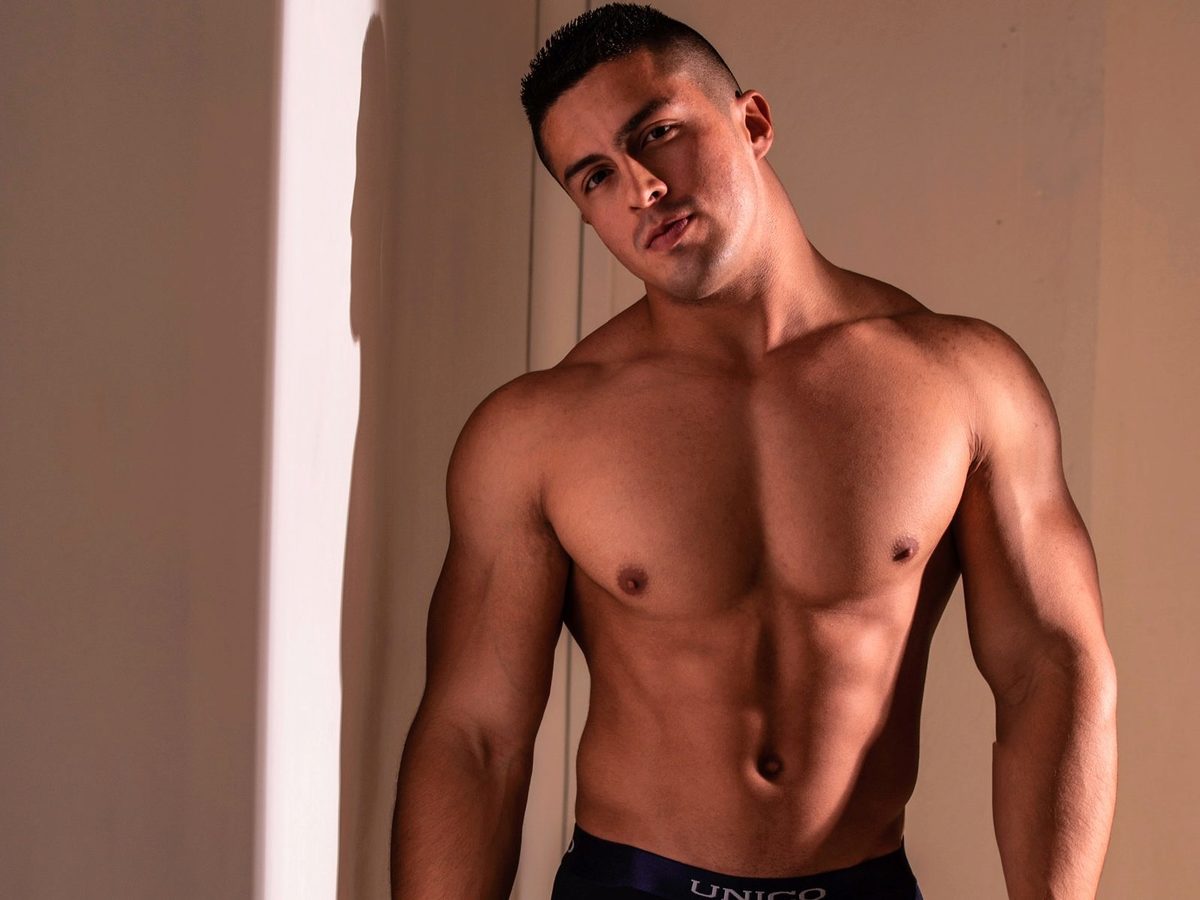 randyblueLIVE's tweet image. I don’t do 'performance art.' I do high-impact reality. 
#fridaynight #shirtless #ripped
@DanteF4F 
tinyurl.com/4nuf293x