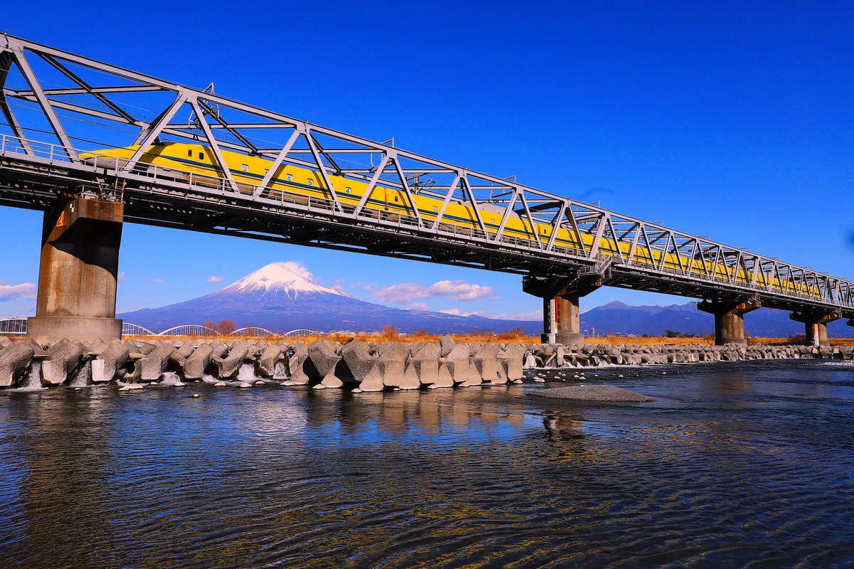 fujiyamajunkie's tweet image. ドクターイエローも初めて見たときは「うわー！」…そんな感じだったな。ってか実際に走ってるところを見るまでその存在自体を疑ってたもんな。写真では何度か見てたくせに自分で見るまで信じない輩だから。

#kmix 
#パーキー