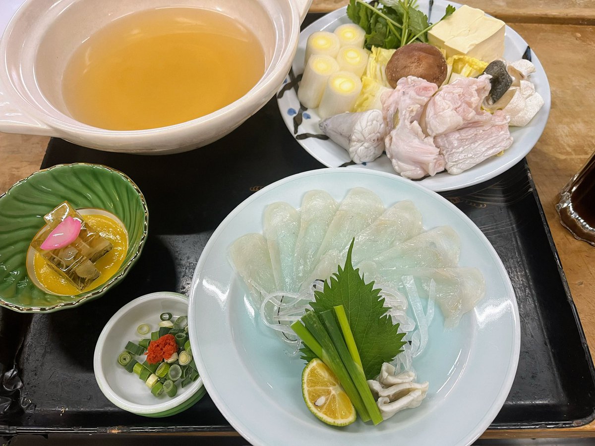 hiroshi2235's tweet photo. 市場では
佐渡かき、南蛮えび、山菜などを調達

下関ふく料理、佐渡かき料理
好評営業油です

◇かきフライ、お刺身とりから定食

◇ふくちり鍋、ミニふく刺身

週末も美味しく食べて楽しく過ごしましょう https://t.co/kTu5zKGp1Z