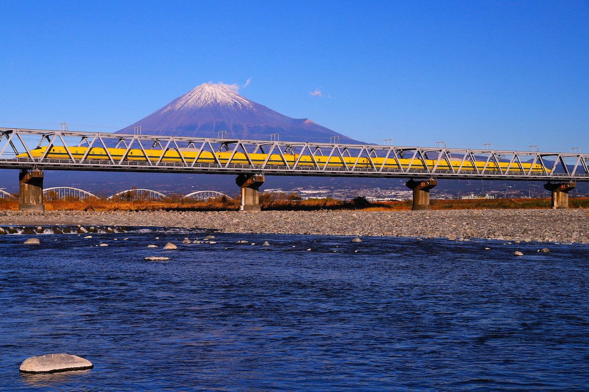 fujiyamajunkie's tweet image. ドクターイエローも初めて見たときは「うわー！」…そんな感じだったな。ってか実際に走ってるところを見るまでその存在自体を疑ってたもんな。写真では何度か見てたくせに自分で見るまで信じない輩だから。

#kmix 
#パーキー