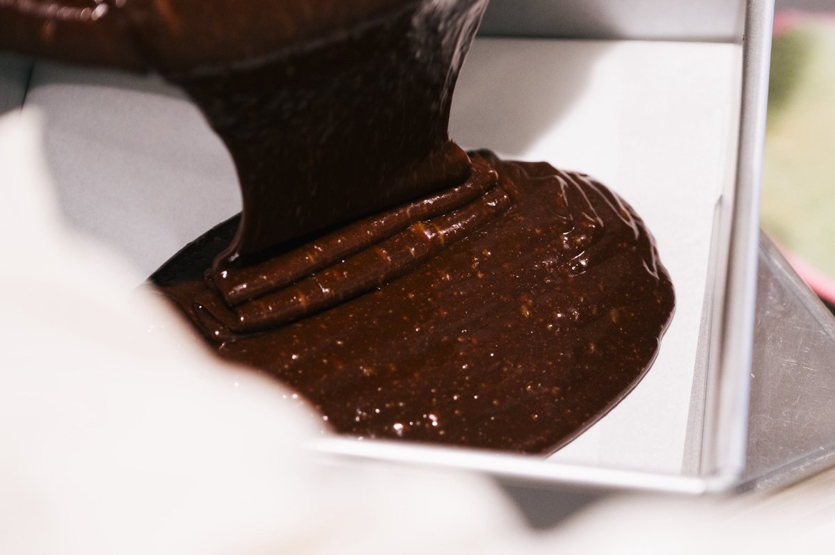 sansanchocolat's tweet photo. お気に入りの器と、温かいコーヒー。☕️
そんな何気ない日常の真ん中に、
さんかくショコラのブラウニーを。
小麦粉を使わず、米粉だけで仕上げた
体に優しい、とっておきのブラウニーです✨

#丁寧な暮らし #自分へのご褒美 #グルテンフリー https://t.co/Zc93a77jDh