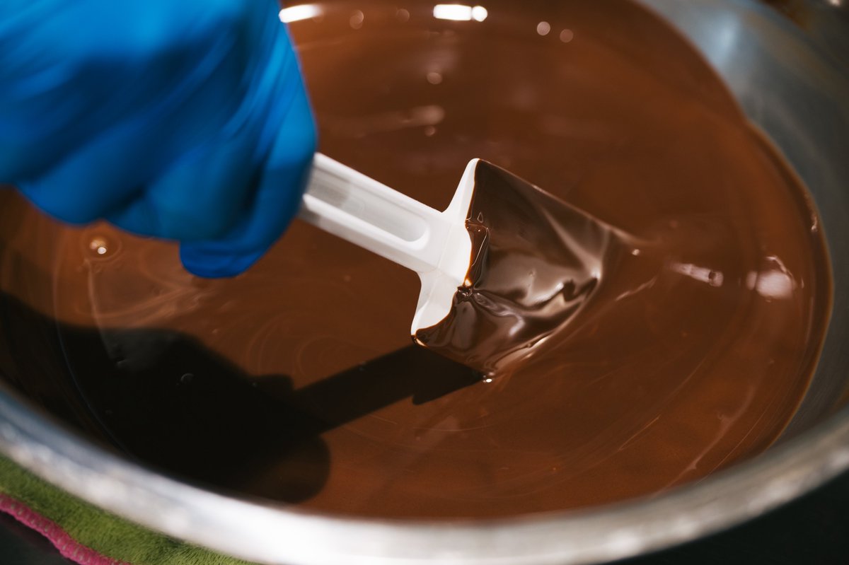 sansanchocolat's tweet photo. お気に入りの器と、温かいコーヒー。☕️
そんな何気ない日常の真ん中に、
さんかくショコラのブラウニーを。
小麦粉を使わず、米粉だけで仕上げた
体に優しい、とっておきのブラウニーです✨

#丁寧な暮らし #自分へのご褒美 #グルテンフリー https://t.co/Zc93a77jDh
