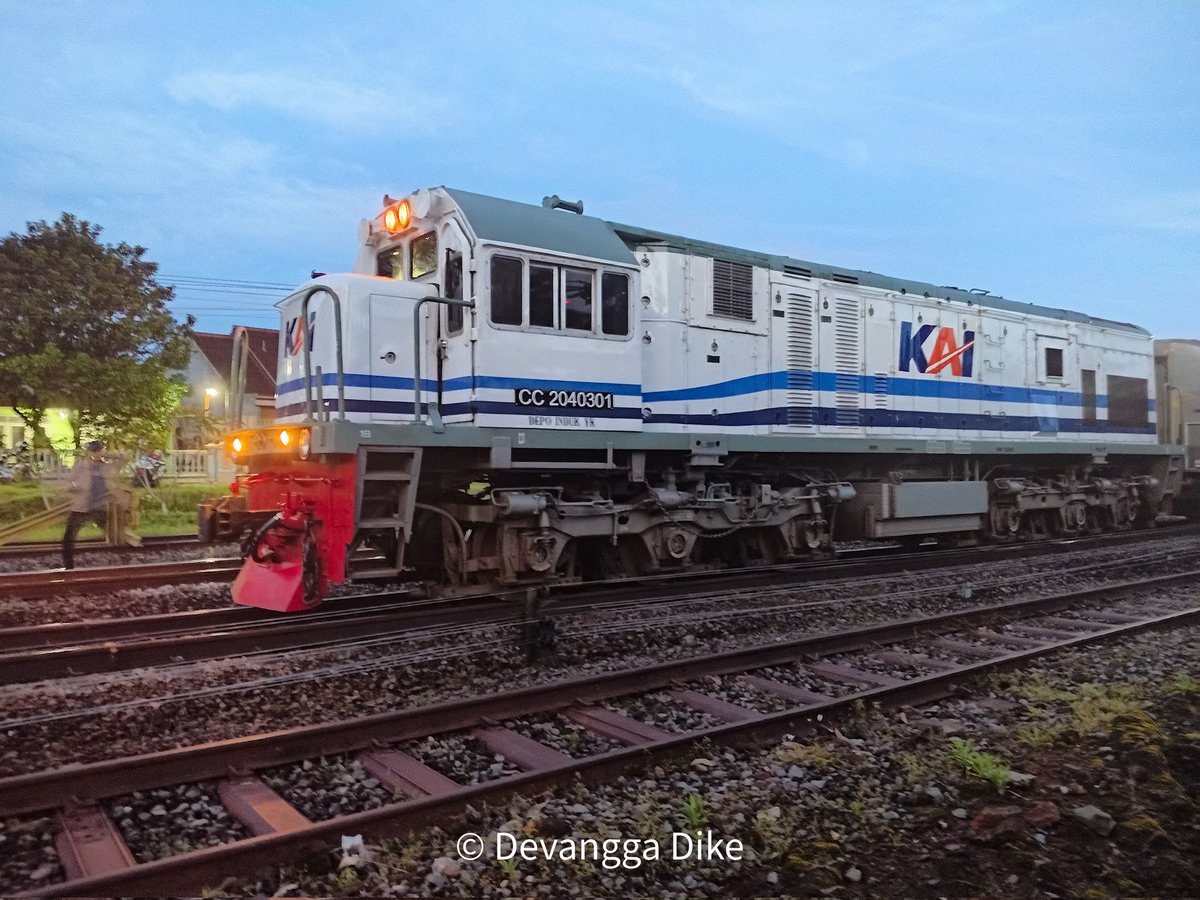 DevanggaDike's tweet photo. WnB ngotak dikit ke timur bersama majalegi
Lokdin : CC 204 03 01 ⚪🔵
Kereta : Majapahit
Rute : Pasar Senen (PSE) - Malang (ML)
Apk Editing : Lightroom
📸 : VIVO V50
-
-
-
#indonesianrailways #japanrailways 
#kai121 #jrrailway #photographer https://t.co/jqt5aTZWO2