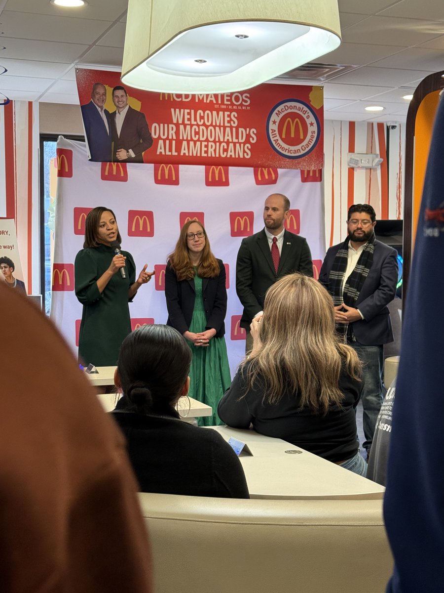 Alyia4ALX's tweet photo. This week, Carlos, owner of McDonald’s on Glebe Rd. hosted a community celebration in honor of Darius Bivins, who was selected as a McDonald’s All American 🏀! All sales that night benefited the Alexandria Boys &amp; Girls Club youth programs! https://t.co/gjjoQKzHmL