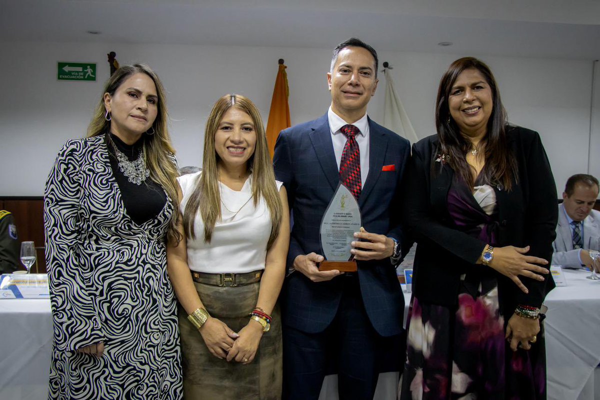 CJudicaturaEc's tweet photo. Durante el evento, las autoridades del @CJudicaturaEc recibieron reconocimientos por parte de la presidenta de @AMUJE_EC, Tatiana Ordeñana, por su destacada trayectoria y su firme compromiso con el fortalecimiento institucional, la independencia judicial y la consolidación de la justicia ecuatoriana; así como por su valioso apoyo a la promoción de los derechos de las mujeres y de una justicia con perspectiva de género. 

Asimismo, la @goberazuay, a través de su titular, @xbermudezlec, reconoció al presidente y a los vocales por su liderazgo en estos programas de profesionalización de la fuerza pública.

#ConstruimosConfianza 🤝