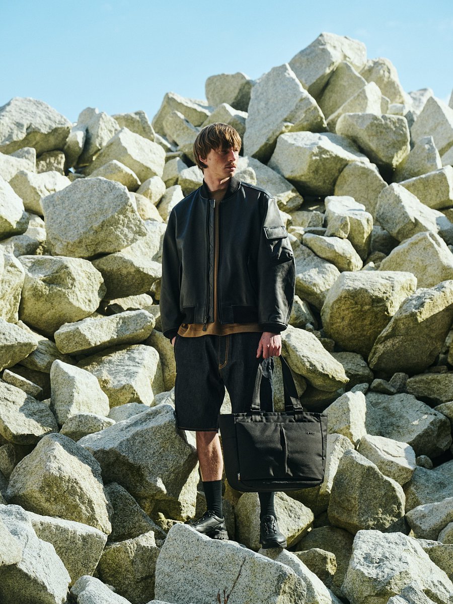 ‐ Tracks Tote -

「ストリートとラグジュアリーの交差点」
タフなミリタリーギアのDNAと、洗練されたアーバンデザインの融合。
どんなルックも、このトート一つで "完成"へと導かれる。

incasejapan.com/products/track…

＃インケース #incase 
＃新生活 #アーバンスタイル