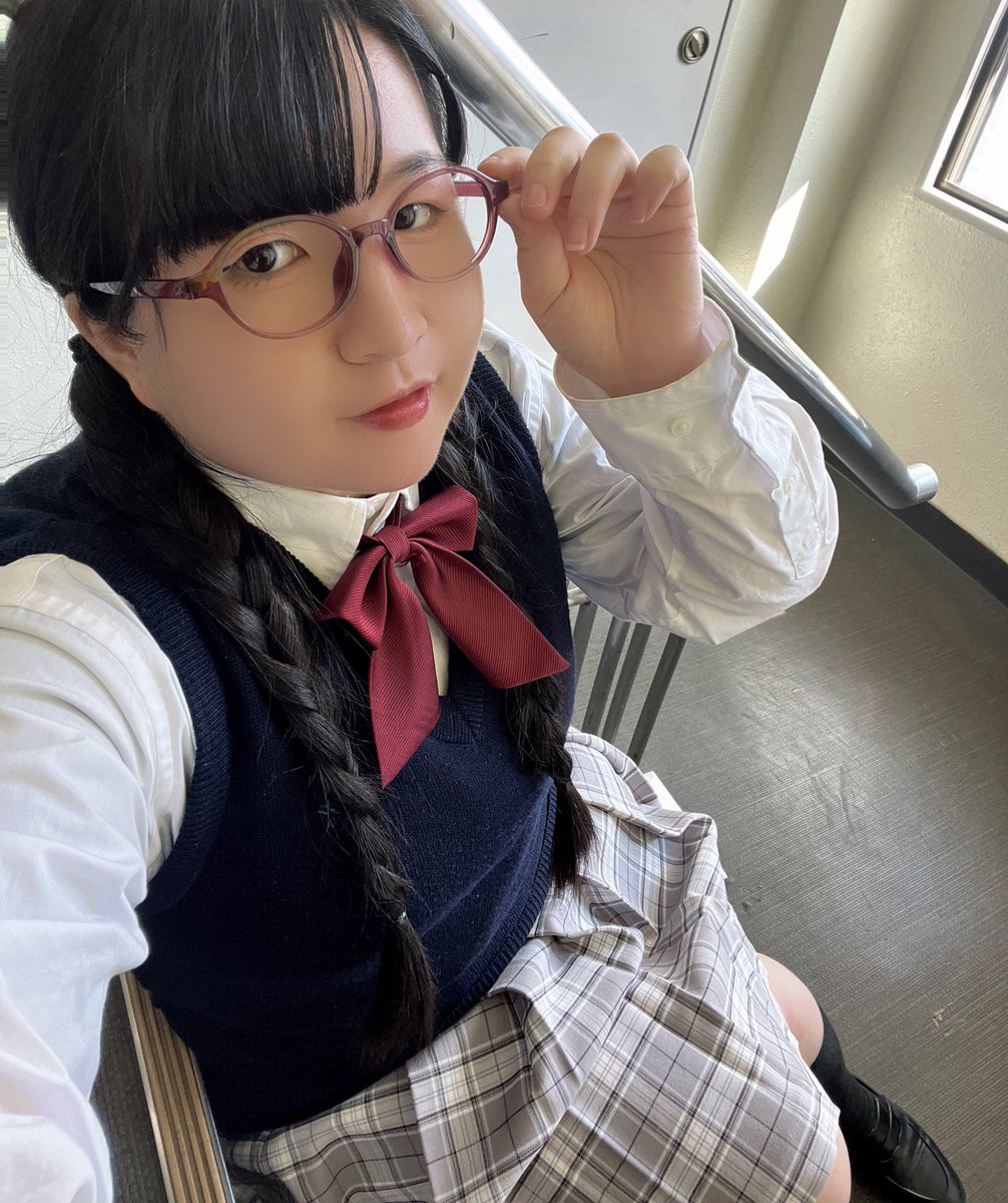 昨日で無事に折り返し。
今日からいよいよ後半戦が始まる。
残り4公演。

ゲストの先輩方による日替わりシーンは毎回、袖で笑わせてもらってます☺✨
本日の夜公演はお席に余裕がございますので、ぜひ「もう一度見たかった！」「予定空いたよ！」という方は、DMにてご予約承ります🍀*゜
#ヨメカケ