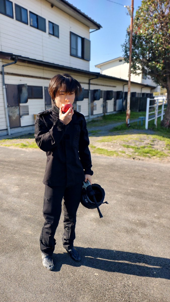 SKracingMG's tweet photo. 昨日のレースで落馬した及川烈J。病院で検査したところ骨折はしていませんでした。まだ腫れはあるものの、来週の大井での騎乗に向け、今朝は1頭追い切りに乗り感触を確かめていました。
明日は全休日。今週もお疲れ様でした✨
 #及川烈 #今年は放浪しない予定 https://t.co/B8aCRQ3zyi