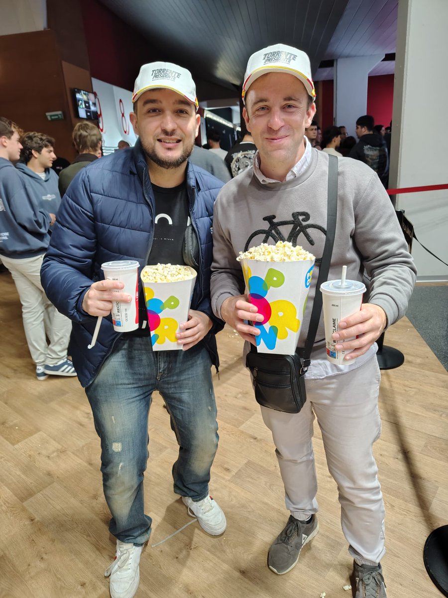 JavierStinson's tweet photo. Viernes última hora la sección golfa y el cine a reventar no cabía ni un alfiler más en la misma sala. @SSantiagosegura genio y figura 👏💪 
Posdata: ya tenemos las gorras , las camisetas se nos resisten Pero las conseguiremos como sea 💪 https://t.co/OdCYJSM1zP
