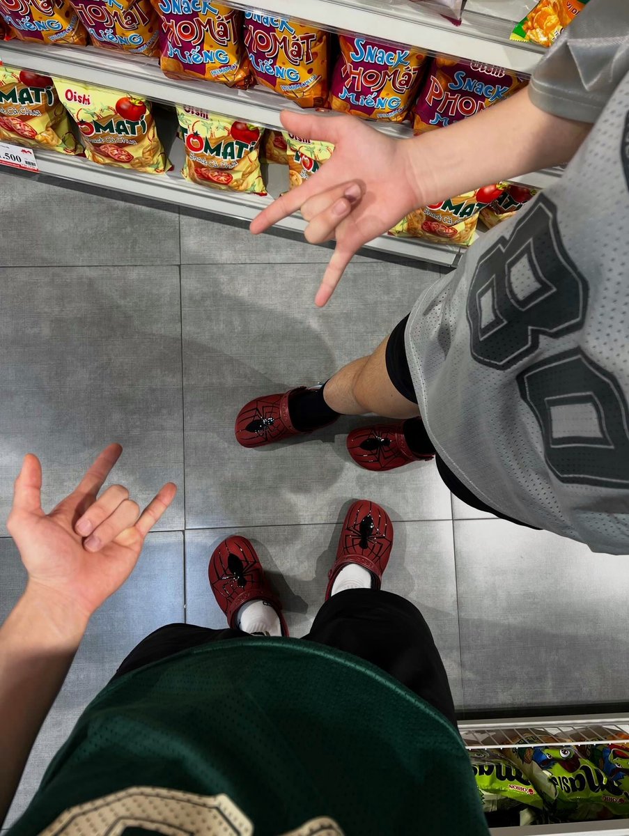 JustFreshKicks tweet media