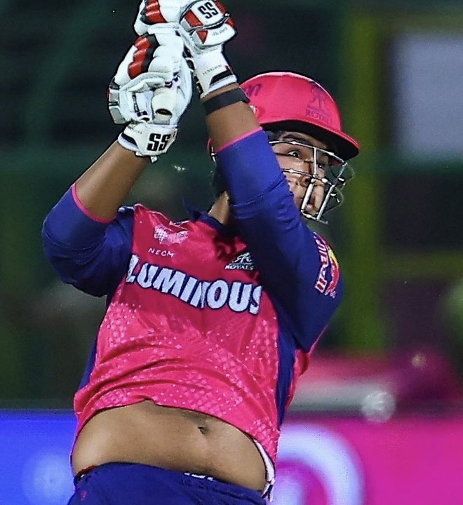 मजाक मजाक मे वैभव सूर्य वंशी ने बड़ी बात बोल दी 😱

एक इवेंट में उनसे पूछा गया की इस आईपीएल में आप का क्या लक्ष्य रहेगा 

इस पर बहुत चौकाने वाली बात कही जिससे सोसल मिडिया से लेकर फ़ैंस  में हलचल बढ़ गई:

बात को हल्के फुल्के अंदाज़ में ही कहा लेकिन लोगो ने बड़ा क़यास लगाना शुरू