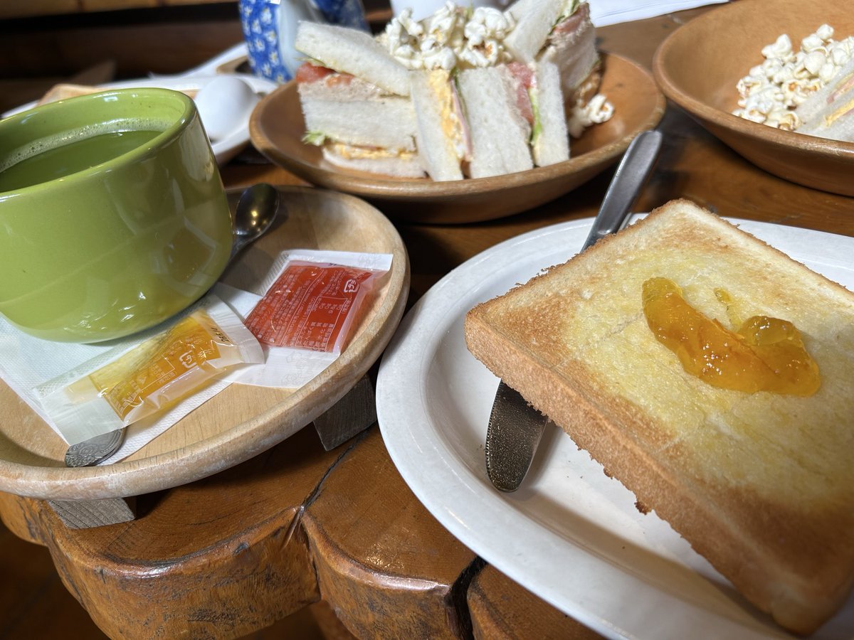 G0rmR's tweet photo. OBモーニング
ホット抹茶ティー
モーニング卵トースト付き
付くって知らなくてミックスサンドも
たのんでしまってテーブルいっぱい😅
お持ち帰るもできるそうです
ここはパフェも飲み物も
デカサイズだからびっくりしますよー https://t.co/TyJQa1sPqH