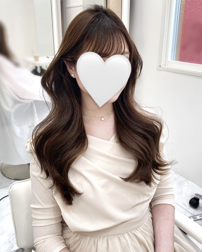 6v6iem's tweet photo. 大阪で一番巻き下ろしが上手な美容師さん🌸  巻き下ろしだけでこんなに感動する仕上がりになったのはじめて…！ Instagramを見てずっと気になってた一花さんにお願いしました🫶🏻 次はカットもお願いしたい✨✨
https://t.co/qL0f8dmdwl https://t.co/kr2lSWnwFa